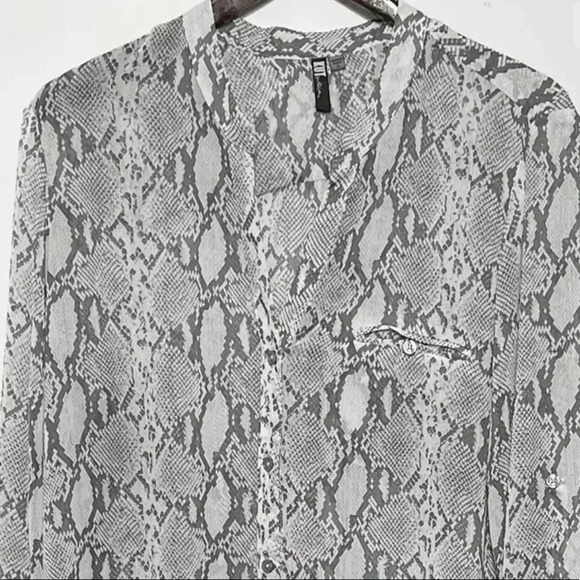 Kut From The Kloth Women’s Snake Print Sinclair Gray White Blouse Size XL - Picture 3 of 14